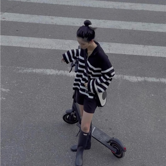 Classic French style black and white stripe sweater - Picture 5 of 5